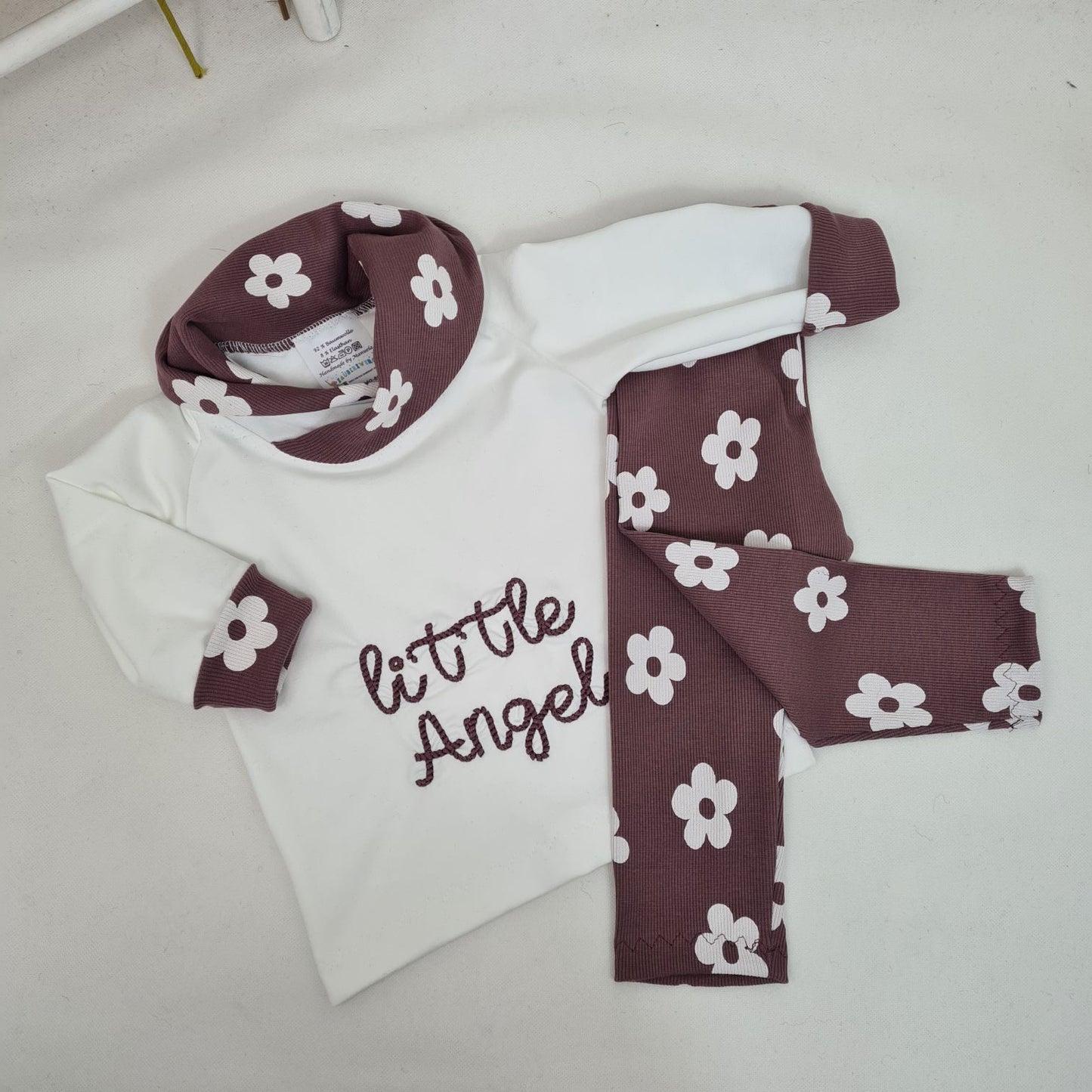 Hoodie aus mauvefarbenem Rippjersey mit weißen Blumen
