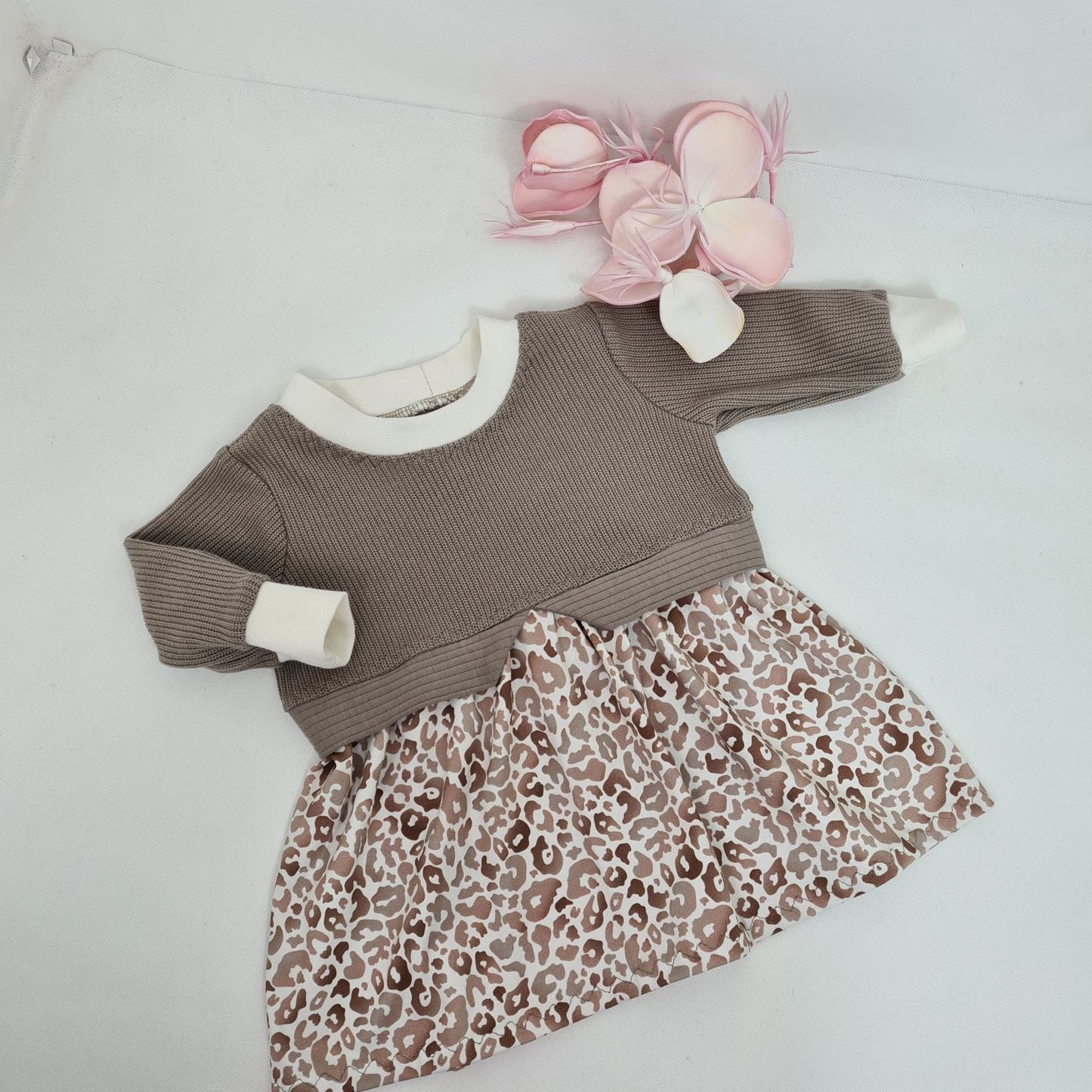 Girly Sweat mit Feinstrick-Oberteil und stylischem Leoprint-Rock