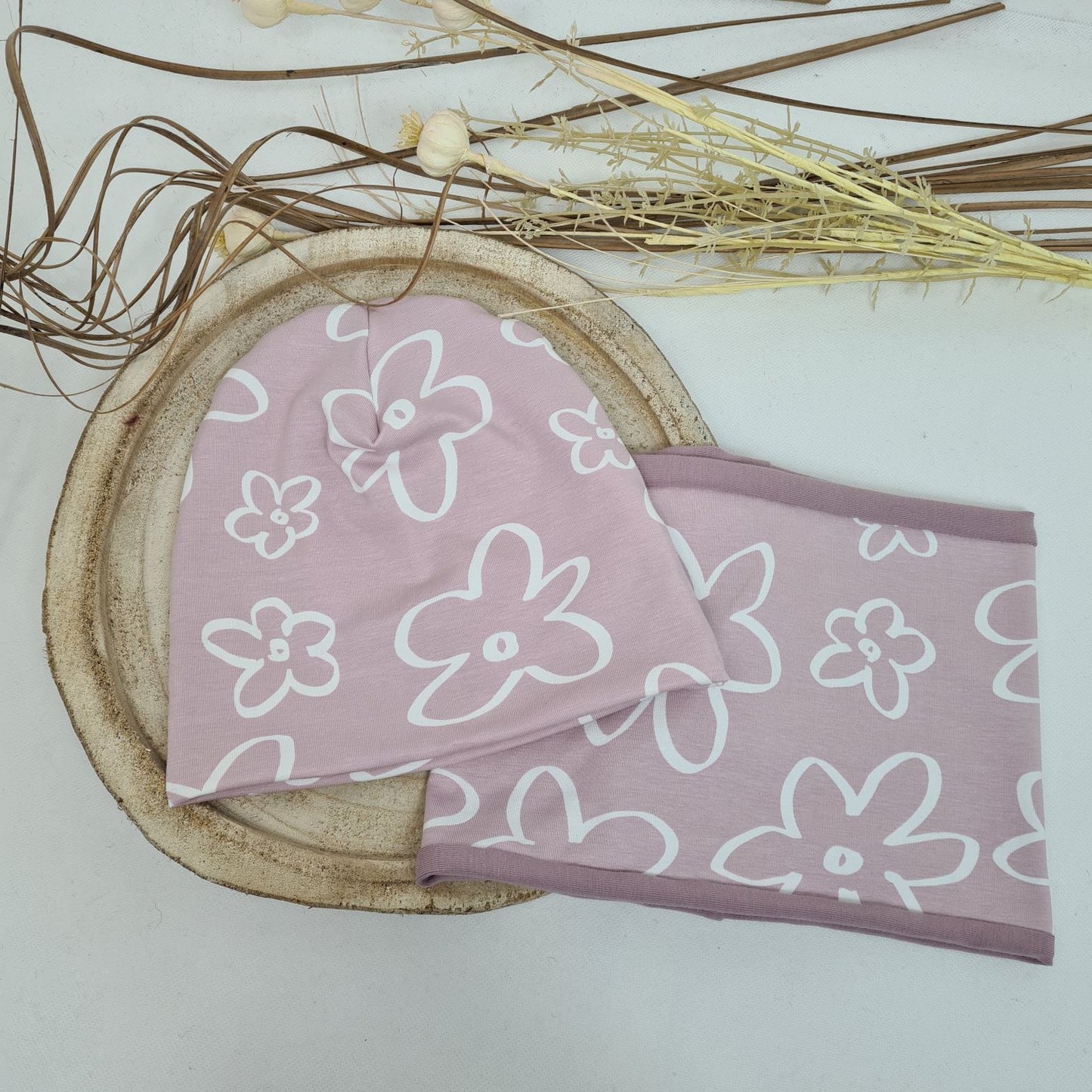 Beanie und Loop – Zartes Rosa mit weißen Blumen