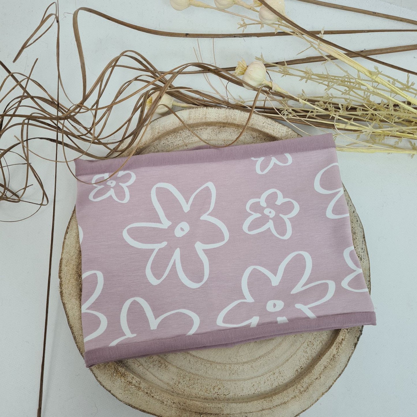 Beanie und Loop – Zartes Rosa mit weißen Blumen