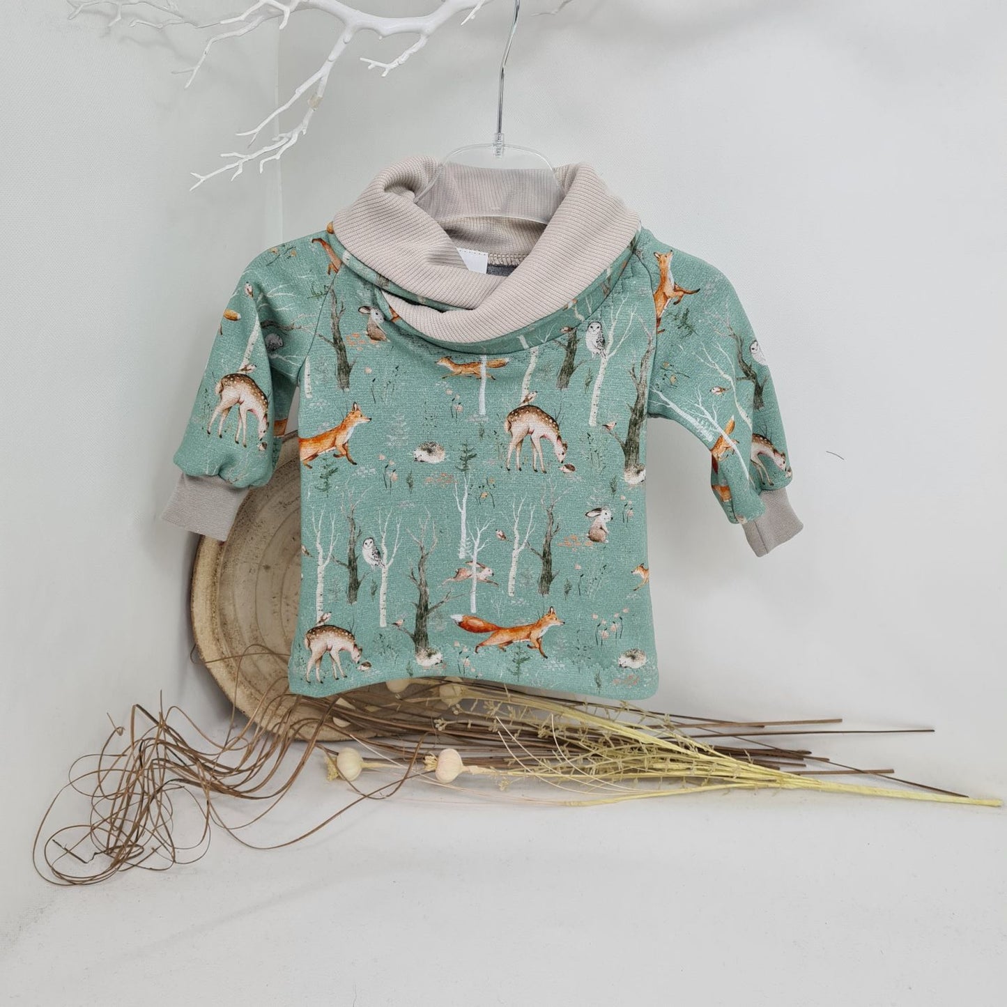 Kuscheliges Alpenfleece-Sweatshirt mit Kragen und zauberhaftem Waldmotiv