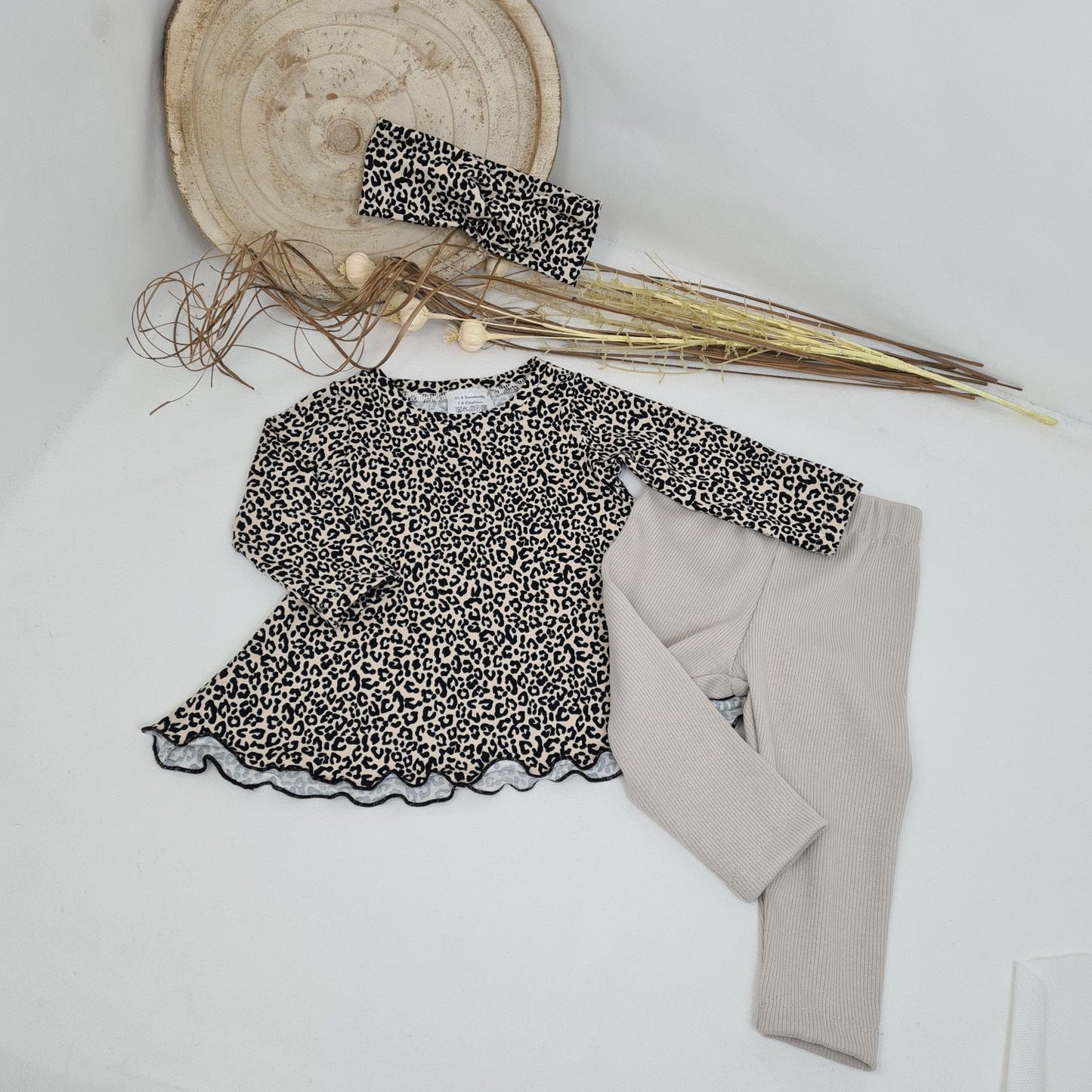 Bequemes Jersey-Kleid mit Leo-Print – Perfekt für kleine Abenteurerinnen! 🐆✨