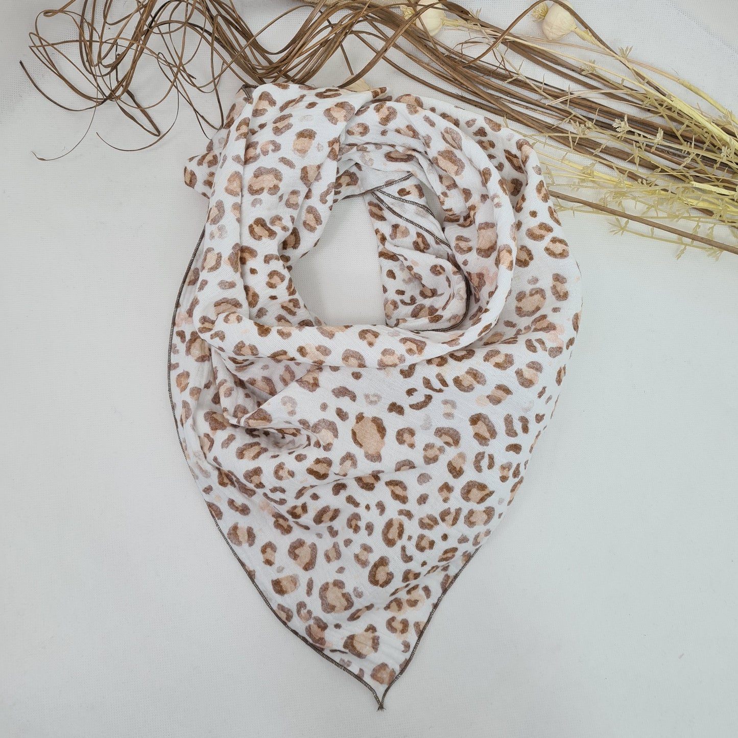 Zwei Herzen, ein Tuch – Musselin-Halstücher im Leo Print für Mama & Mini