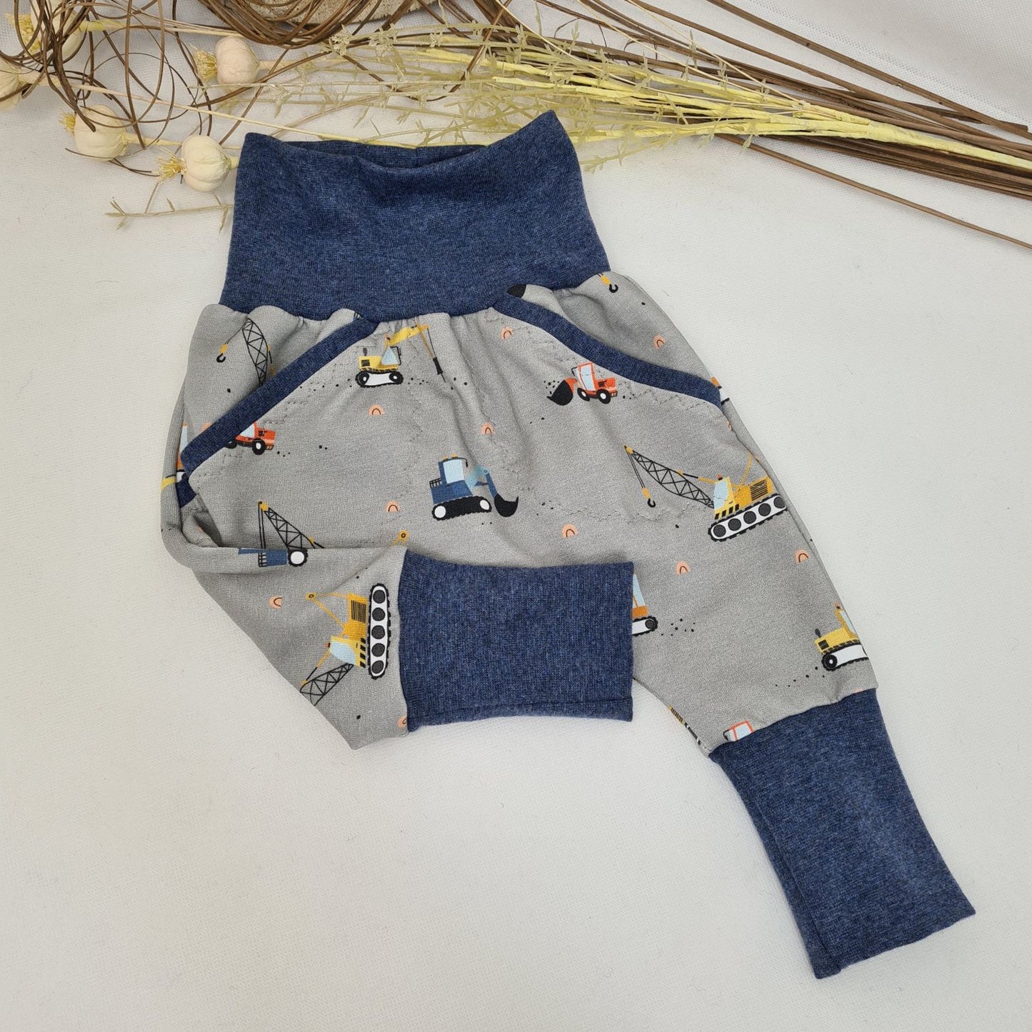 Pumphose „Baustellenfahrzeuge“ – Bequeme Mitwachshose aus French Terry