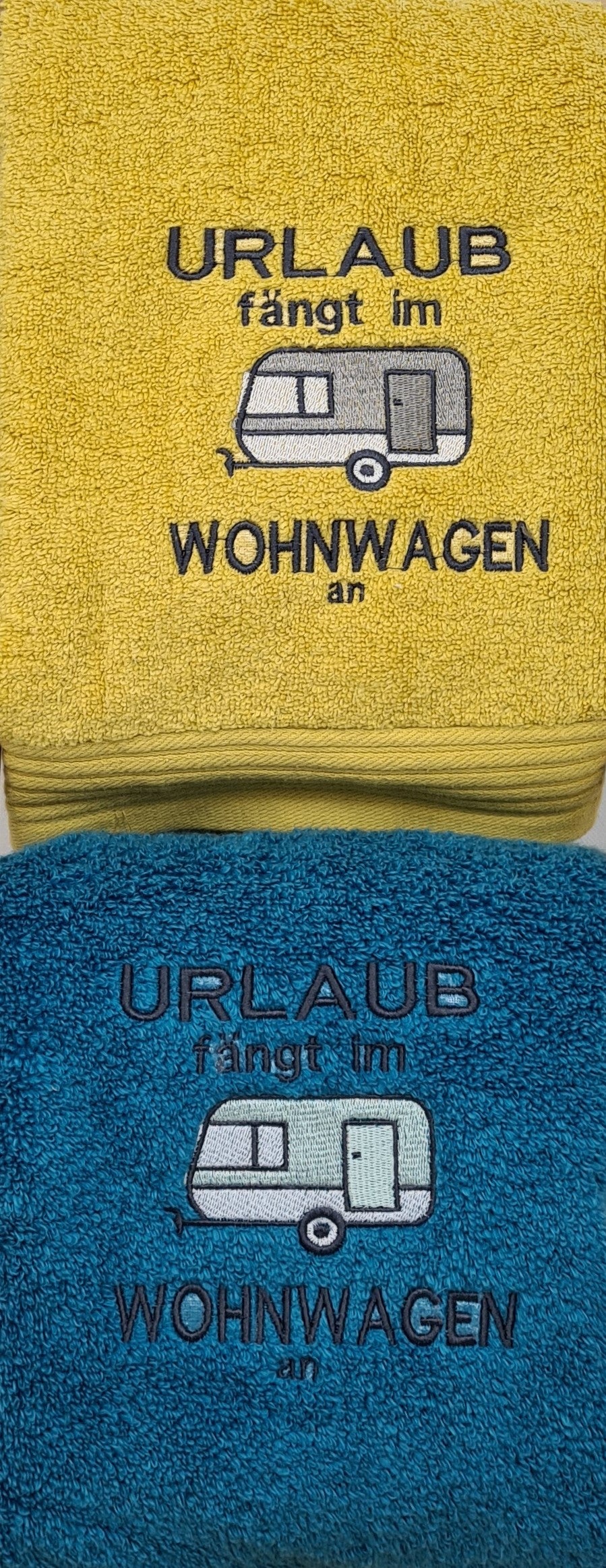 camping handtücher Besticktes Handtuch für Camping-Freunde "Urlaub fängt im Wohnwagen an" – Zauberzwerge