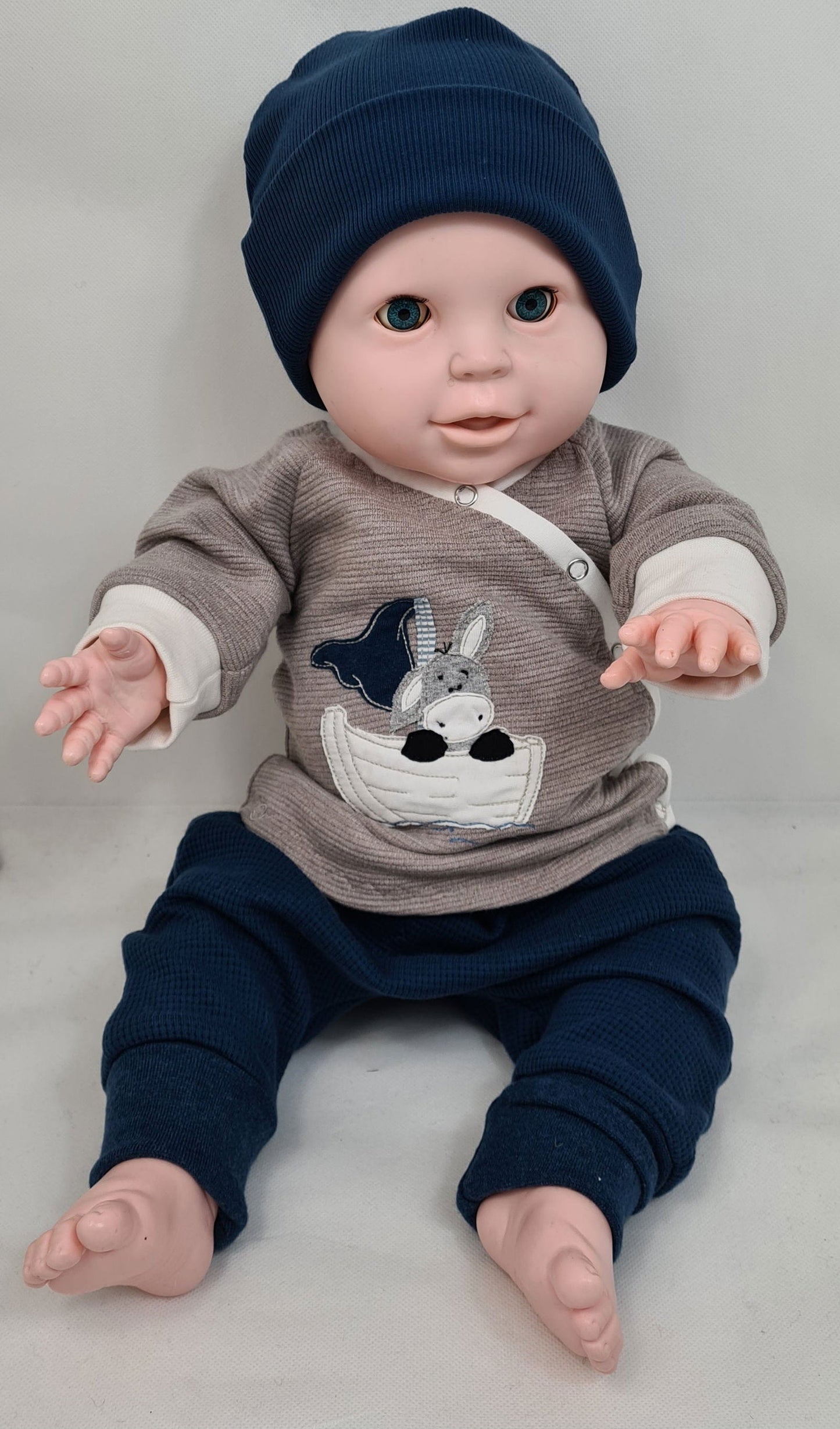 Wickeljacke aus Rippjersey in Naturfarben mit Doodle-Stickerei "Eselchen im Boot" - Zauberzwerge