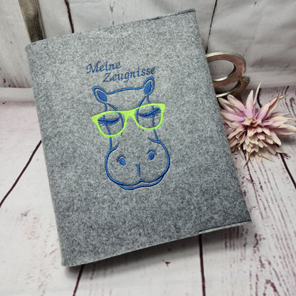 Personalisierte Zeugnismappe DIN A4 – Bestickt mit Name & Wunschmotiv