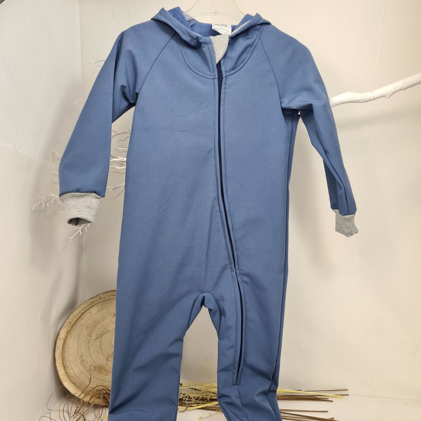 Kuscheliger Softshell-Overall für Kinder – perfekt für Wind und Wetter!