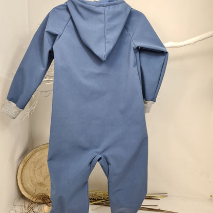 Kuscheliger Softshell-Overall für Kinder – perfekt für Wind und Wetter!