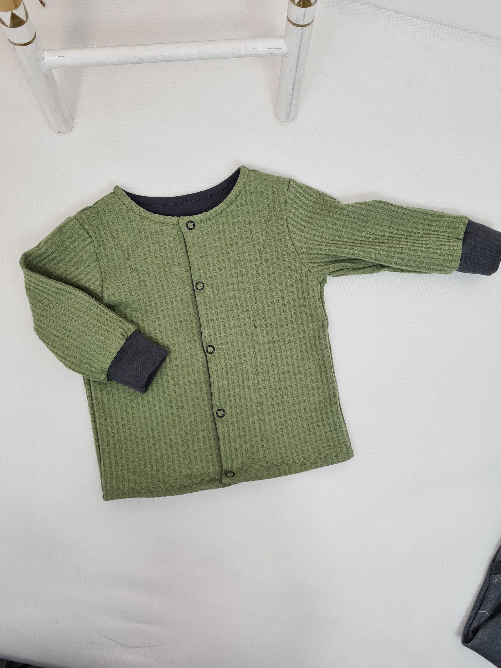 Strickjacke aus Waffeljersey in oliv Größe 80-86 - Zauberzwerge