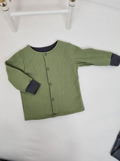 Strickjacke aus Waffeljersey in oliv Größe 80-86 - Zauberzwerge