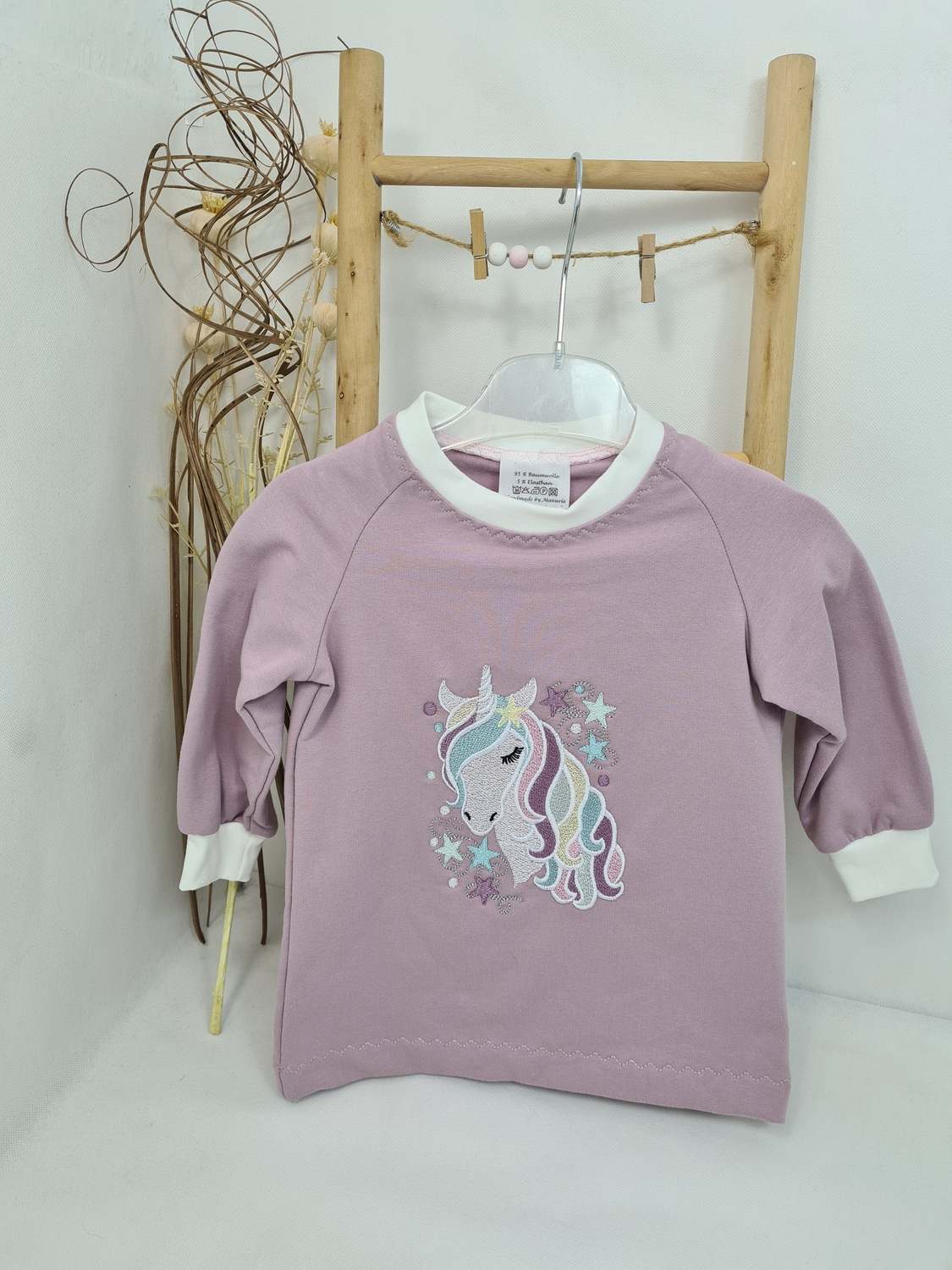 Sweatshirt in hellaltrosa mit Einhorn-Stickerei - Zauberzwerge