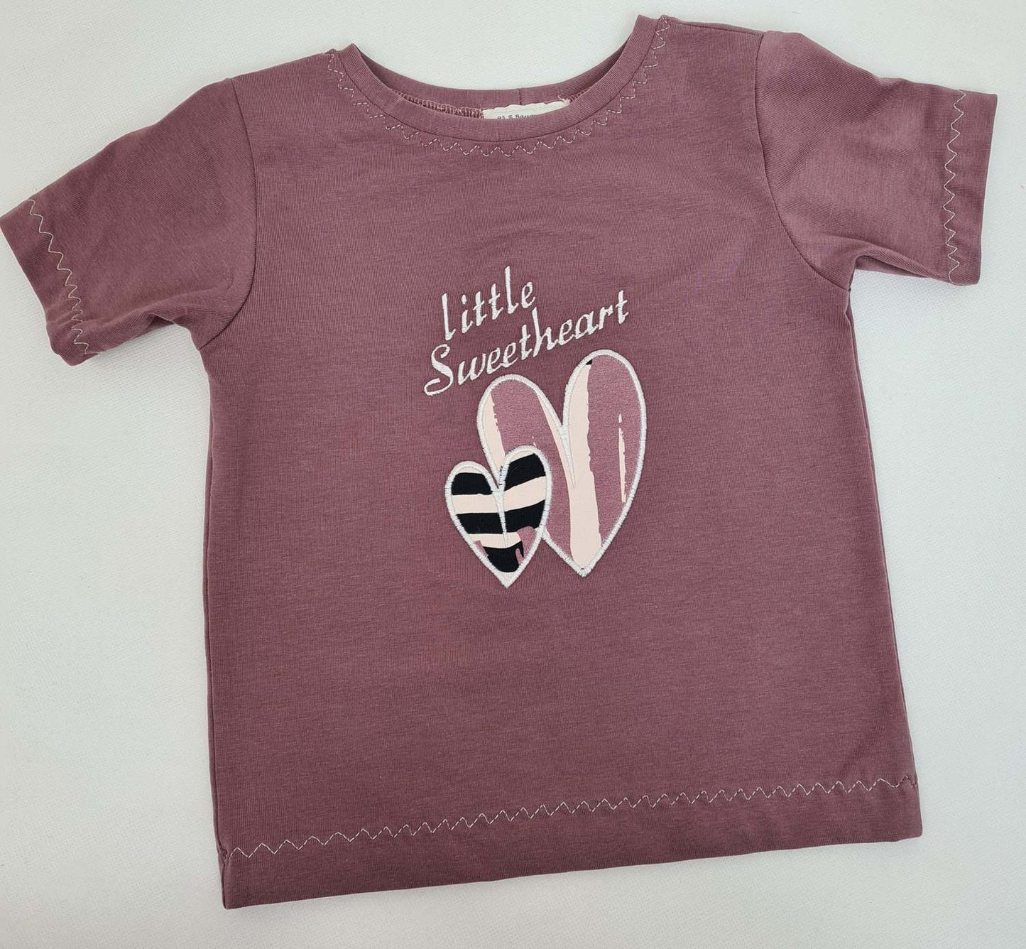 T-Shirt Dunkelaltrosa mit Applikations-Stickerei "littleSweetheart" - Zauberzwerge