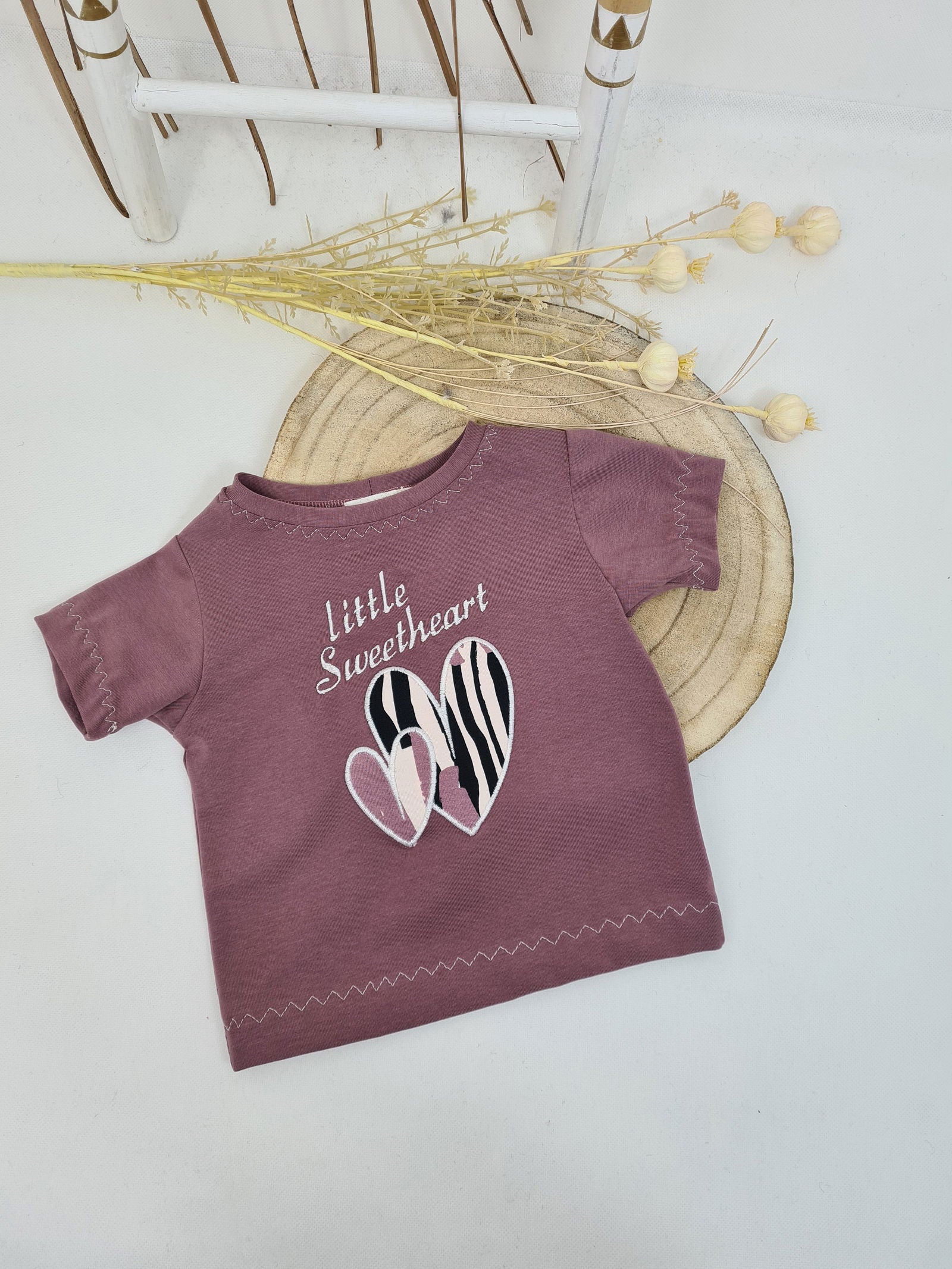 T-Shirt Dunkelaltrosa mit Applikations-Stickerei "littleSweetheart" - Zauberzwerge