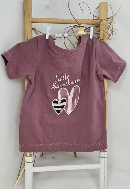 T-Shirt Dunkelaltrosa mit Applikations-Stickerei "littleSweetheart" - Zauberzwerge