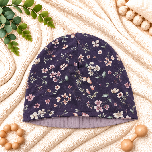 Beanie mit Streublümchen auf Lila French Terry