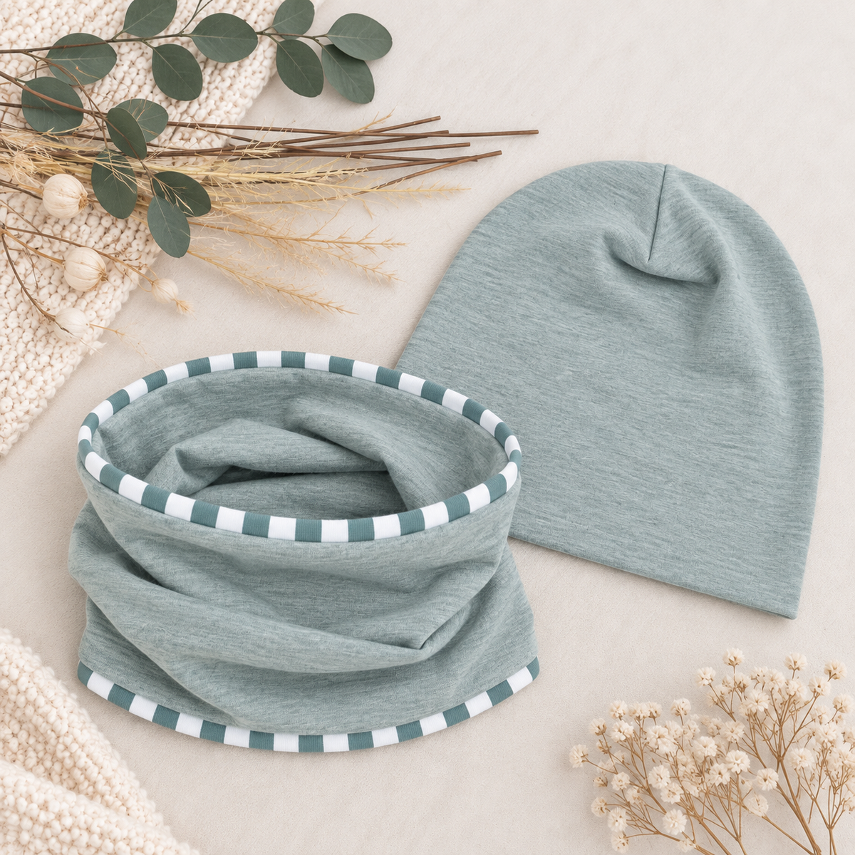 Kleiner Lieblingsbegleiter – Beanie & Loop in Altgrün melange🤍